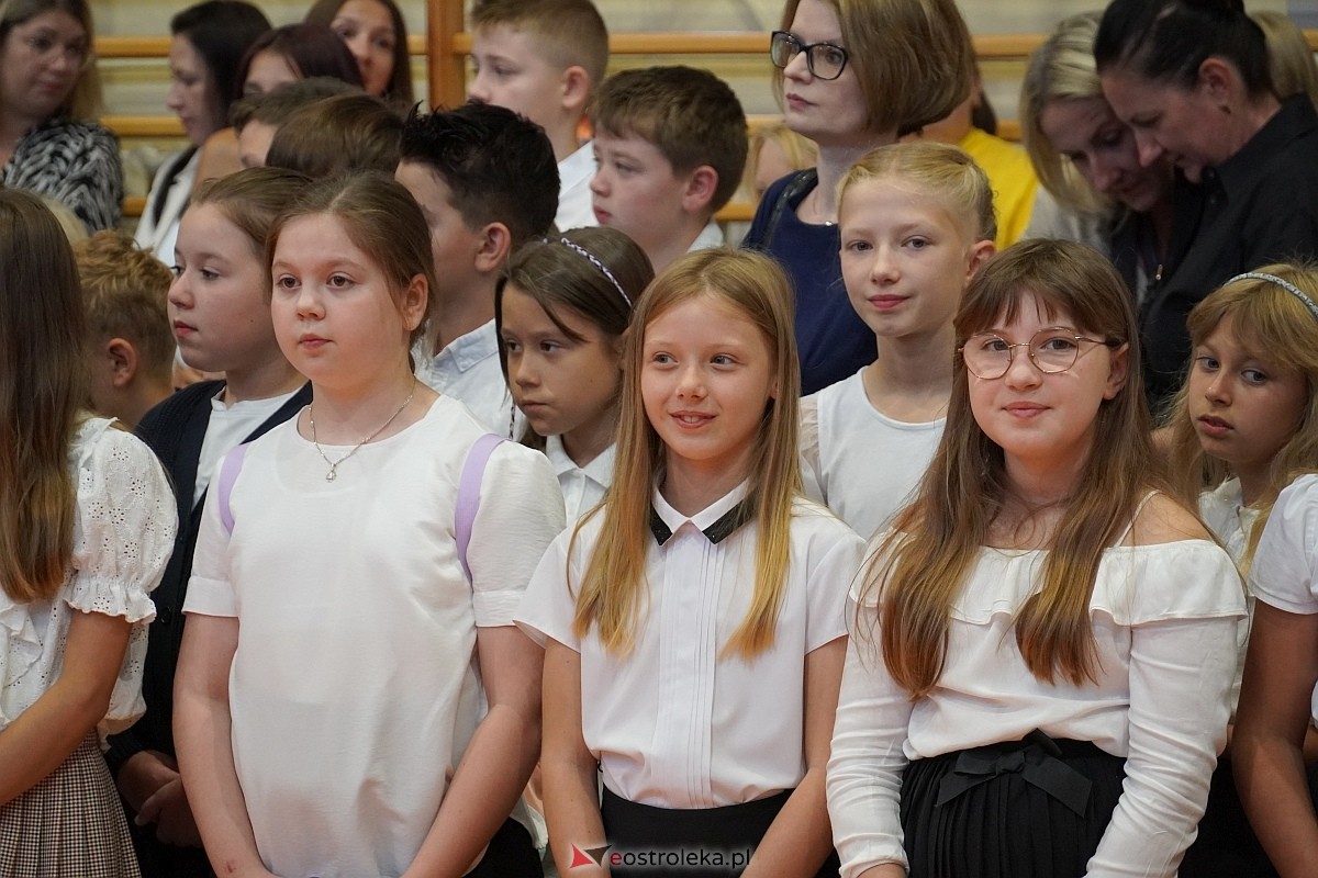 Rozpoczęcie roku szkolnego w 2024/2025 w Szkole Podstawowej nr 5 im. Zofii Niedziałkowskiej w Ostrołęce [02.09.2024] - zdjęcie #31 - eOstroleka.pl