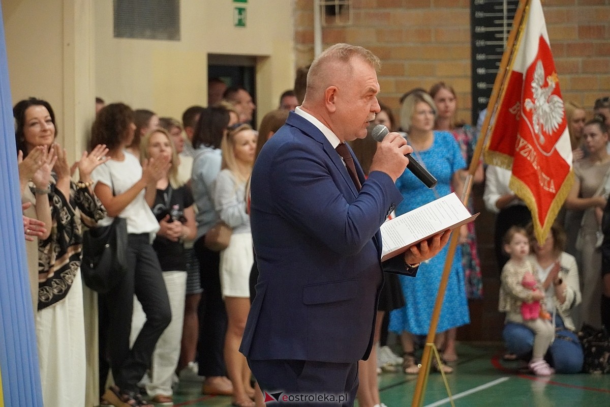 Rozpoczęcie roku szkolnego w 2024/2025 w Szkole Podstawowej nr 5 im. Zofii Niedziałkowskiej w Ostrołęce [02.09.2024] - zdjęcie #29 - eOstroleka.pl