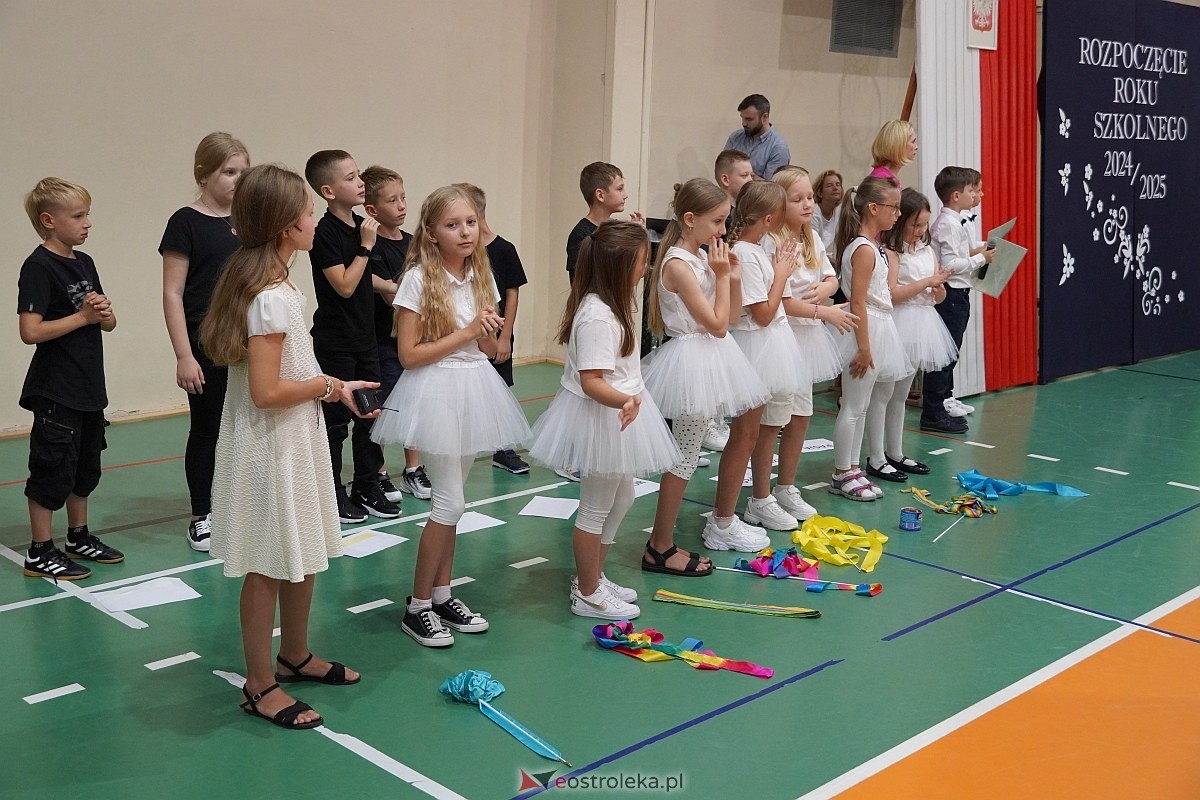 Rozpoczęcie roku szkolnego w 2024/2025 w Szkole Podstawowej nr 5 im. Zofii Niedziałkowskiej w Ostrołęce [02.09.2024] - zdjęcie #28 - eOstroleka.pl