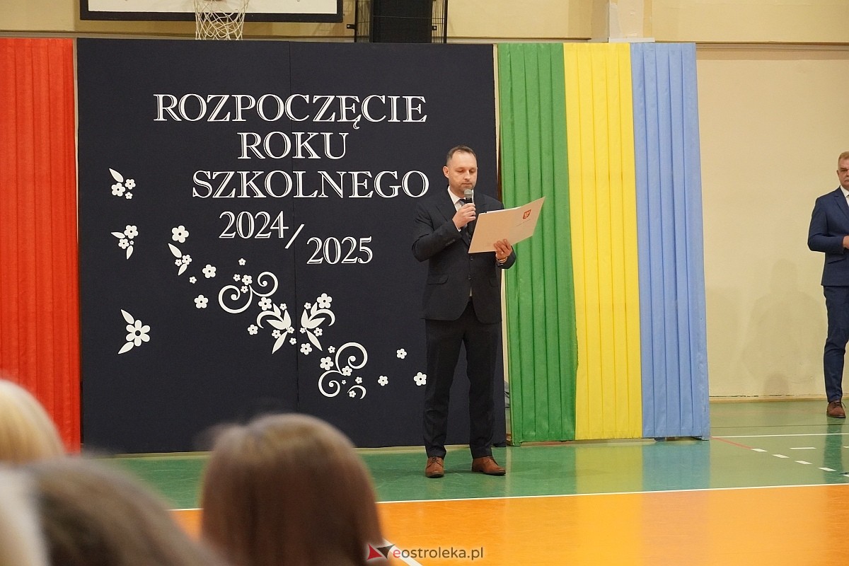 Rozpoczęcie roku szkolnego w 2024/2025 w Szkole Podstawowej nr 5 im. Zofii Niedziałkowskiej w Ostrołęce [02.09.2024] - zdjęcie #26 - eOstroleka.pl