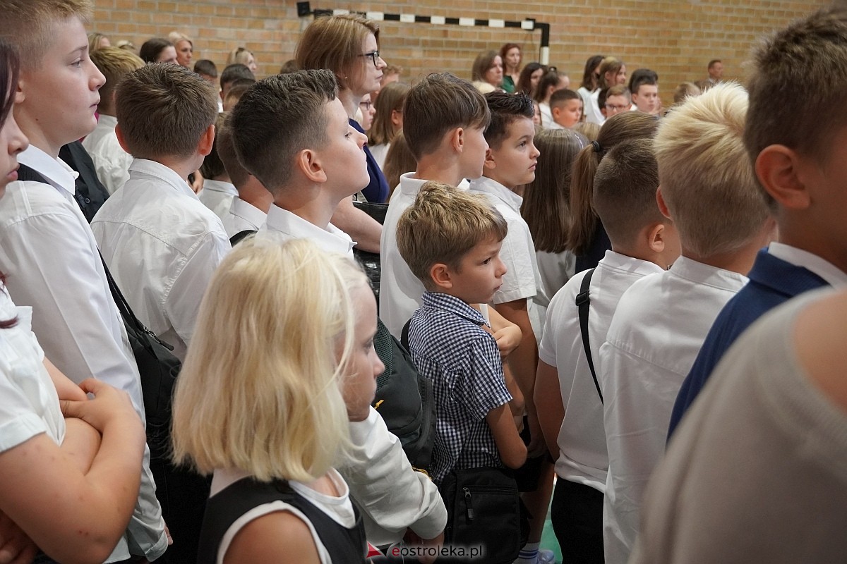 Rozpoczęcie roku szkolnego w 2024/2025 w Szkole Podstawowej nr 5 im. Zofii Niedziałkowskiej w Ostrołęce [02.09.2024] - zdjęcie #24 - eOstroleka.pl