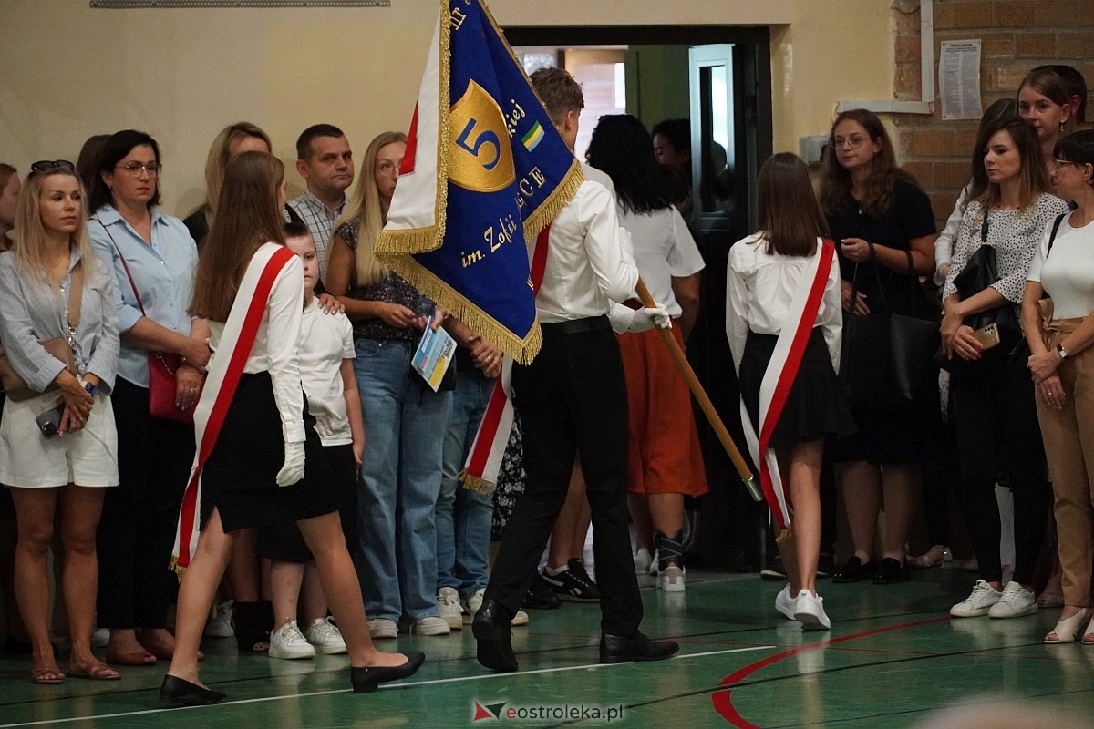 Rozpoczęcie roku szkolnego w 2024/2025 w Szkole Podstawowej nr 5 im. Zofii Niedziałkowskiej w Ostrołęce [02.09.2024] - zdjęcie #23 - eOstroleka.pl