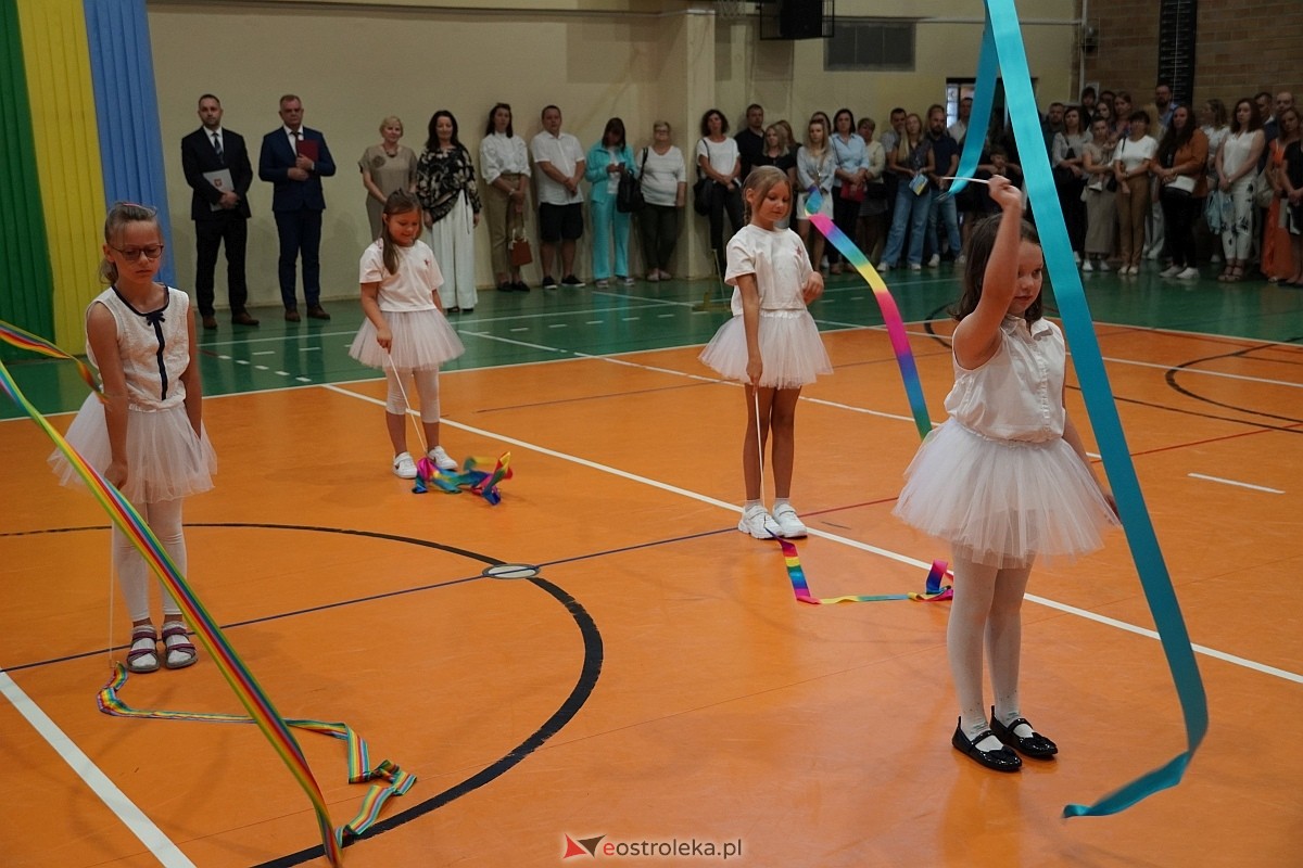 Rozpoczęcie roku szkolnego w 2024/2025 w Szkole Podstawowej nr 5 im. Zofii Niedziałkowskiej w Ostrołęce [02.09.2024] - zdjęcie #20 - eOstroleka.pl