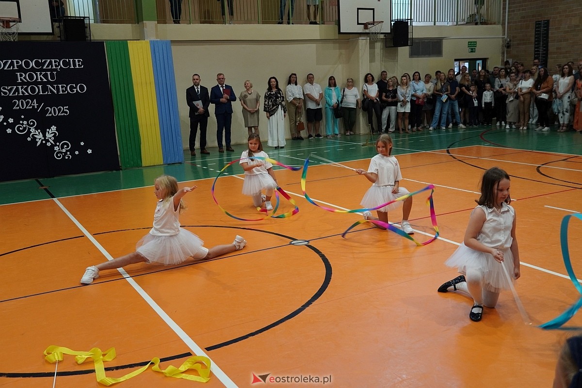 Rozpoczęcie roku szkolnego w 2024/2025 w Szkole Podstawowej nr 5 im. Zofii Niedziałkowskiej w Ostrołęce [02.09.2024] - zdjęcie #16 - eOstroleka.pl