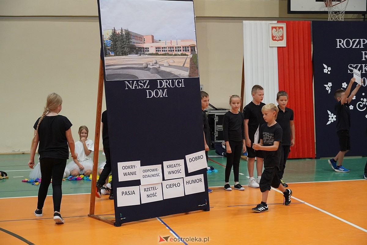 Rozpoczęcie roku szkolnego w 2024/2025 w Szkole Podstawowej nr 5 im. Zofii Niedziałkowskiej w Ostrołęce [02.09.2024] - zdjęcie #10 - eOstroleka.pl