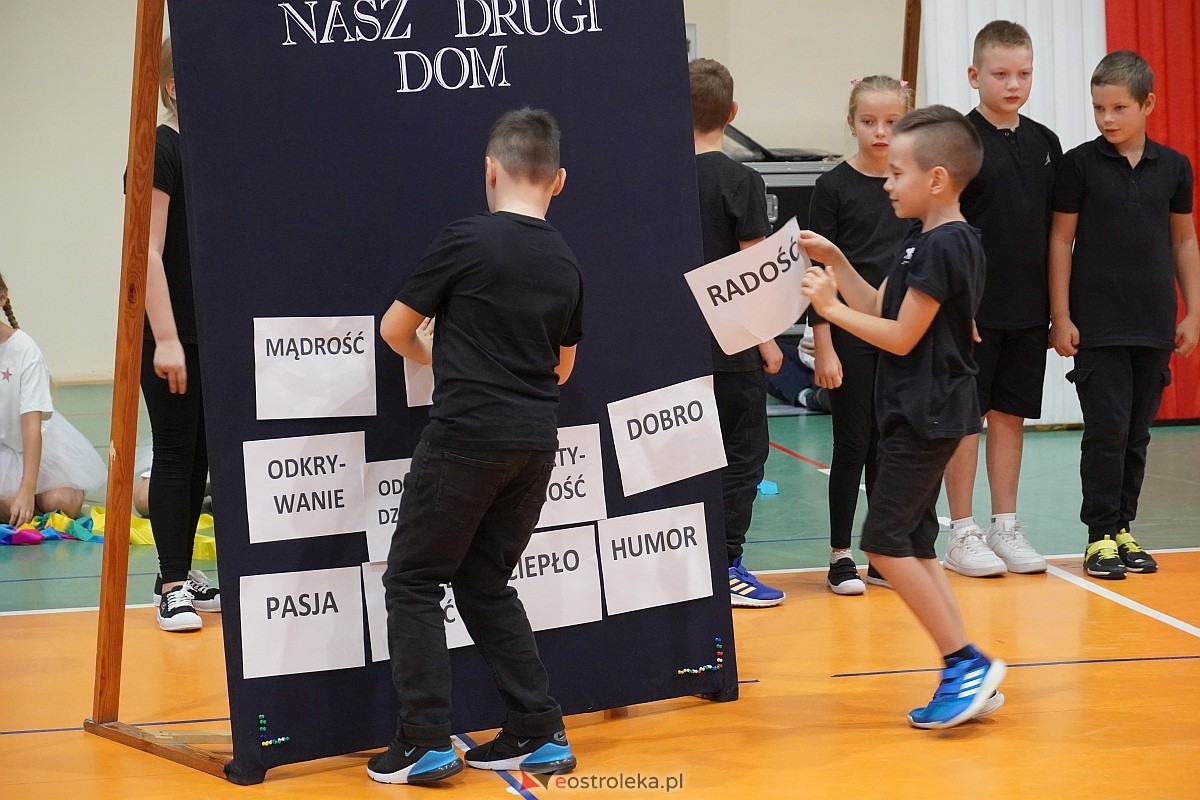 Rozpoczęcie roku szkolnego w 2024/2025 w Szkole Podstawowej nr 5 im. Zofii Niedziałkowskiej w Ostrołęce [02.09.2024] - zdjęcie #9 - eOstroleka.pl