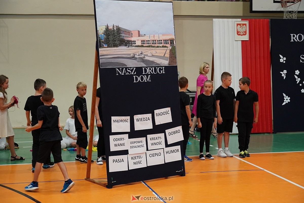 Rozpoczęcie roku szkolnego w 2024/2025 w Szkole Podstawowej nr 5 im. Zofii Niedziałkowskiej w Ostrołęce [02.09.2024] - zdjęcie #8 - eOstroleka.pl