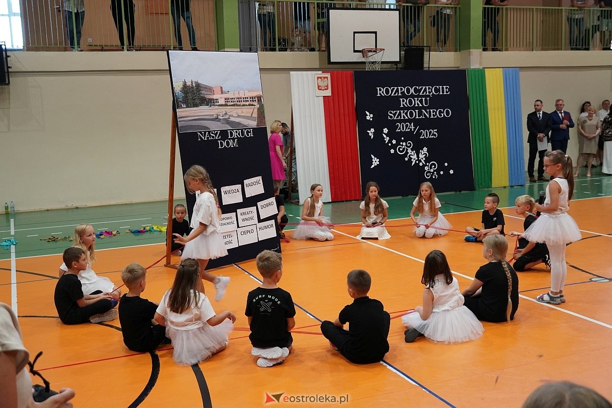 Rozpoczęcie roku szkolnego w 2024/2025 w Szkole Podstawowej nr 5 im. Zofii Niedziałkowskiej w Ostrołęce [02.09.2024] - zdjęcie #6 - eOstroleka.pl