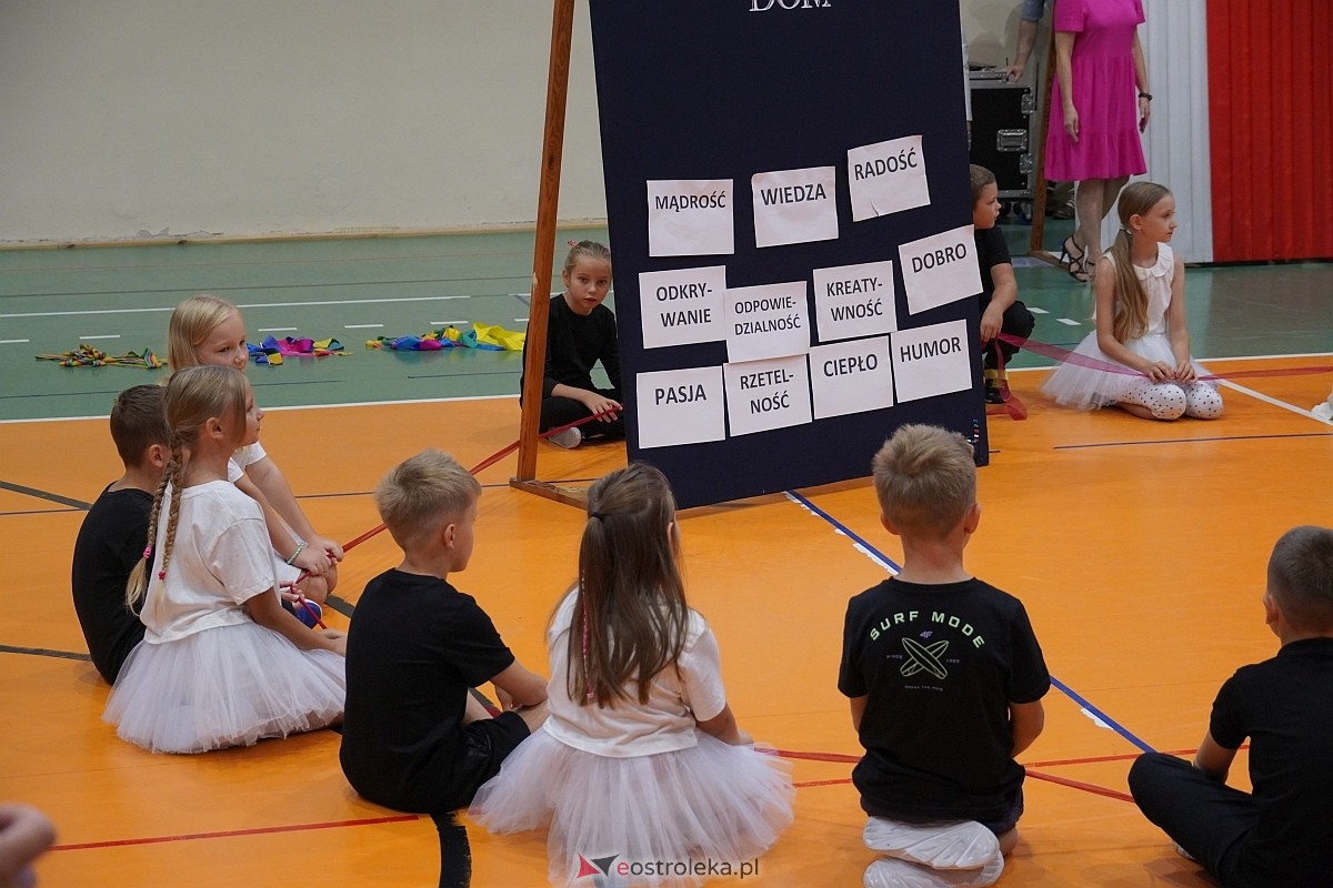 Rozpoczęcie roku szkolnego w 2024/2025 w Szkole Podstawowej nr 5 im. Zofii Niedziałkowskiej w Ostrołęce [02.09.2024] - zdjęcie #4 - eOstroleka.pl