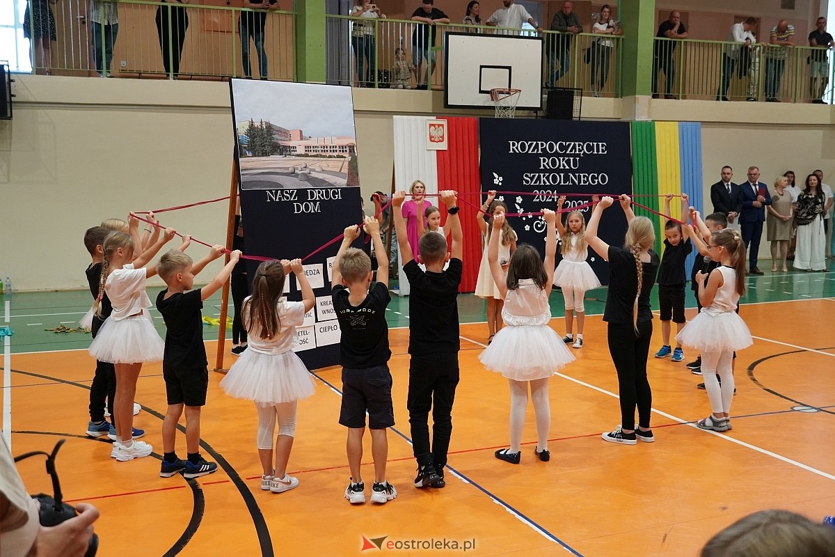 Rozpoczęcie roku szkolnego w 2024/2025 w Szkole Podstawowej nr 5 im. Zofii Niedziałkowskiej w Ostrołęce [02.09.2024] - zdjęcie #2 - eOstroleka.pl