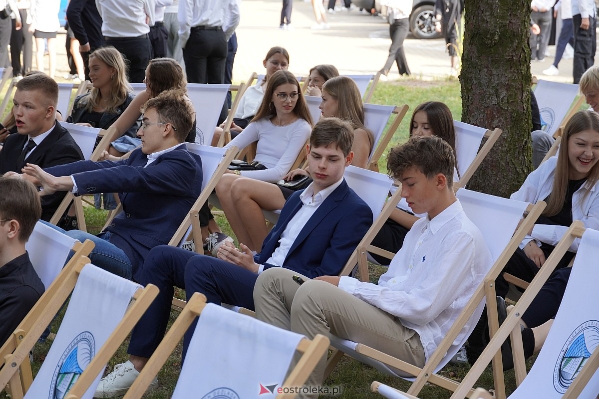 Rozpoczęcie roku szkolnego 2024/25 w I Liceum Ogólnokształcącym w Ostrołęce [02.09.2024] - zdjęcie #52 - eOstroleka.pl