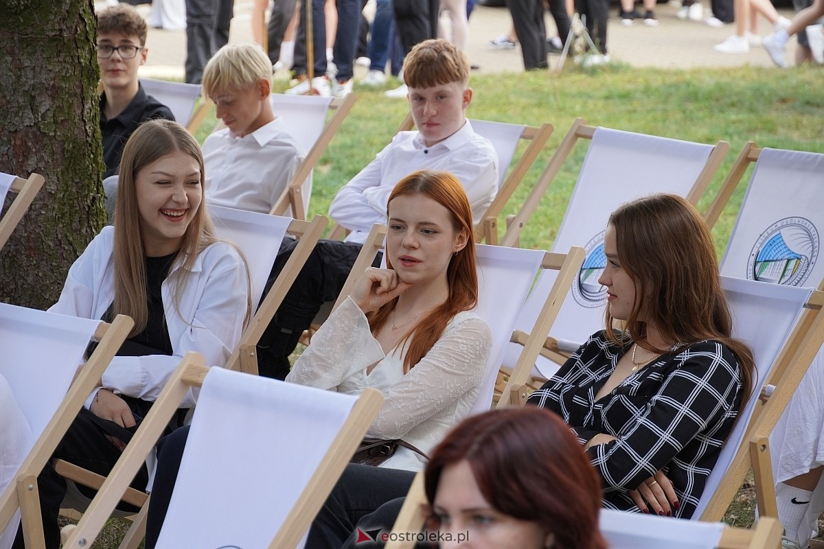 Rozpoczęcie roku szkolnego 2024/25 w I Liceum Ogólnokształcącym w Ostrołęce [02.09.2024] - zdjęcie #50 - eOstroleka.pl