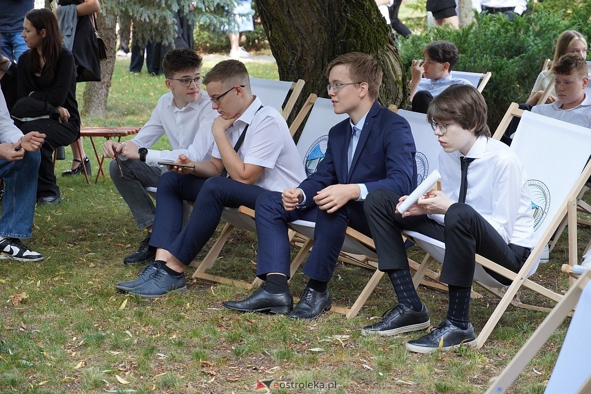 Rozpoczęcie roku szkolnego 2024/25 w I Liceum Ogólnokształcącym w Ostrołęce [02.09.2024] - zdjęcie #49 - eOstroleka.pl