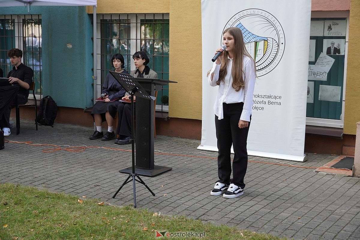 Rozpoczęcie roku szkolnego 2024/25 w I Liceum Ogólnokształcącym w Ostrołęce [02.09.2024] - zdjęcie #47 - eOstroleka.pl