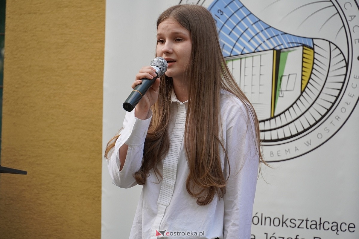 Rozpoczęcie roku szkolnego 2024/25 w I Liceum Ogólnokształcącym w Ostrołęce [02.09.2024] - zdjęcie #46 - eOstroleka.pl