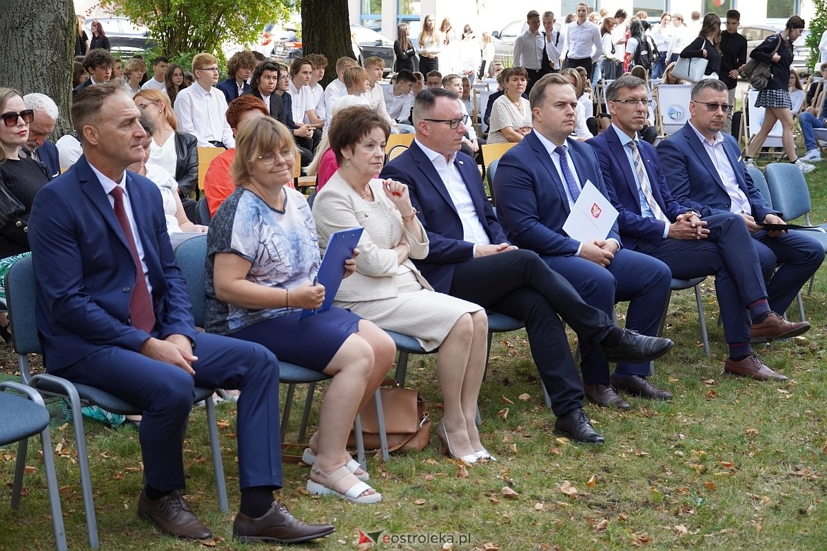 Rozpoczęcie roku szkolnego 2024/25 w I Liceum Ogólnokształcącym w Ostrołęce [02.09.2024] - zdjęcie #45 - eOstroleka.pl