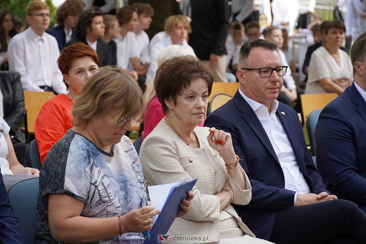Rozpoczęcie roku szkolnego 2024/25 w I Liceum Ogólnokształcącym w Ostrołęce [02.09.2024] - zdjęcie #44 - eOstroleka.pl