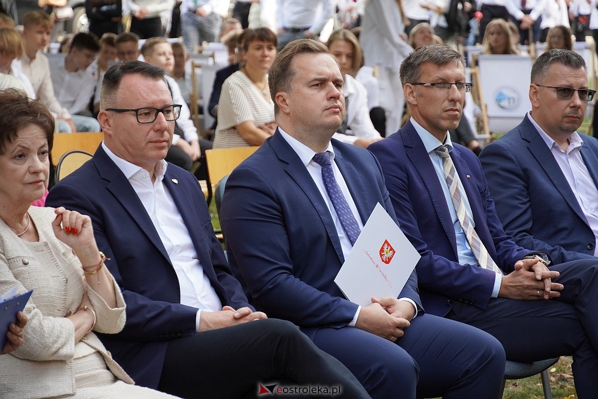 Rozpoczęcie roku szkolnego 2024/25 w I Liceum Ogólnokształcącym w Ostrołęce [02.09.2024] - zdjęcie #43 - eOstroleka.pl