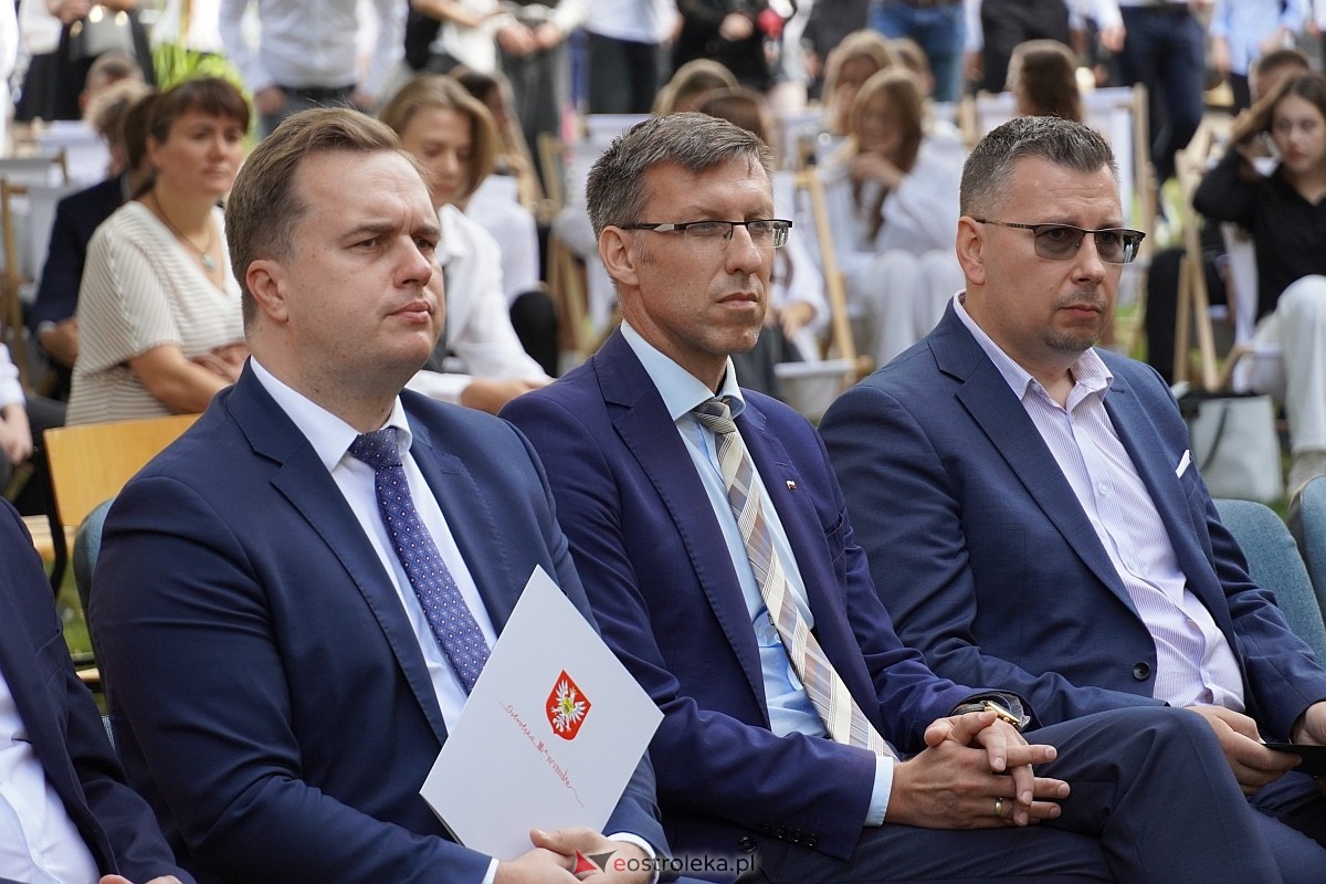 Rozpoczęcie roku szkolnego 2024/25 w I Liceum Ogólnokształcącym w Ostrołęce [02.09.2024] - zdjęcie #42 - eOstroleka.pl