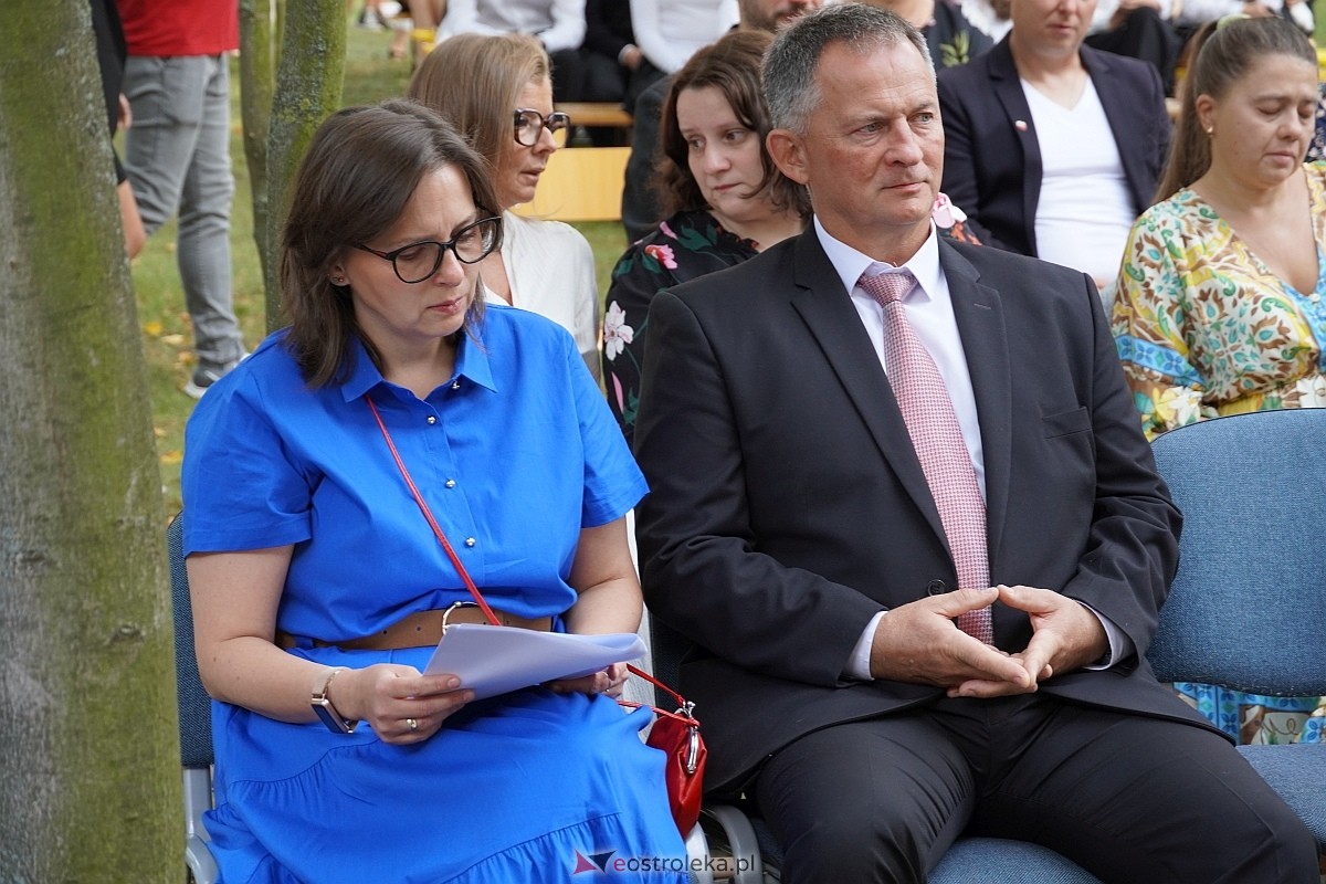 Rozpoczęcie roku szkolnego 2024/25 w I Liceum Ogólnokształcącym w Ostrołęce [02.09.2024] - zdjęcie #41 - eOstroleka.pl