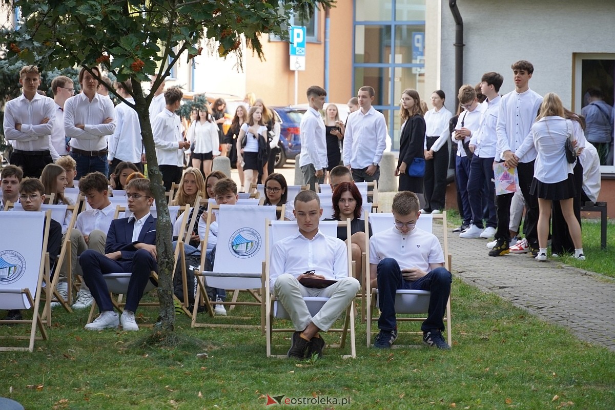 Rozpoczęcie roku szkolnego 2024/25 w I Liceum Ogólnokształcącym w Ostrołęce [02.09.2024] - zdjęcie #38 - eOstroleka.pl