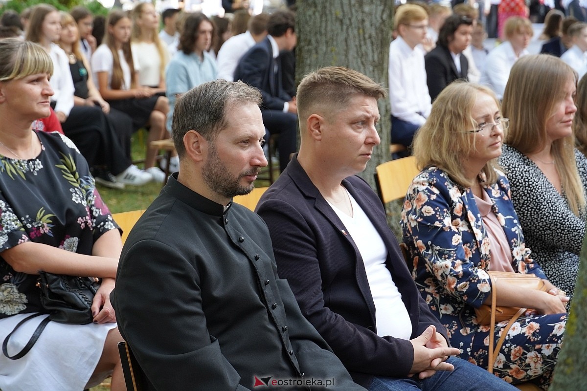 Rozpoczęcie roku szkolnego 2024/25 w I Liceum Ogólnokształcącym w Ostrołęce [02.09.2024] - zdjęcie #37 - eOstroleka.pl