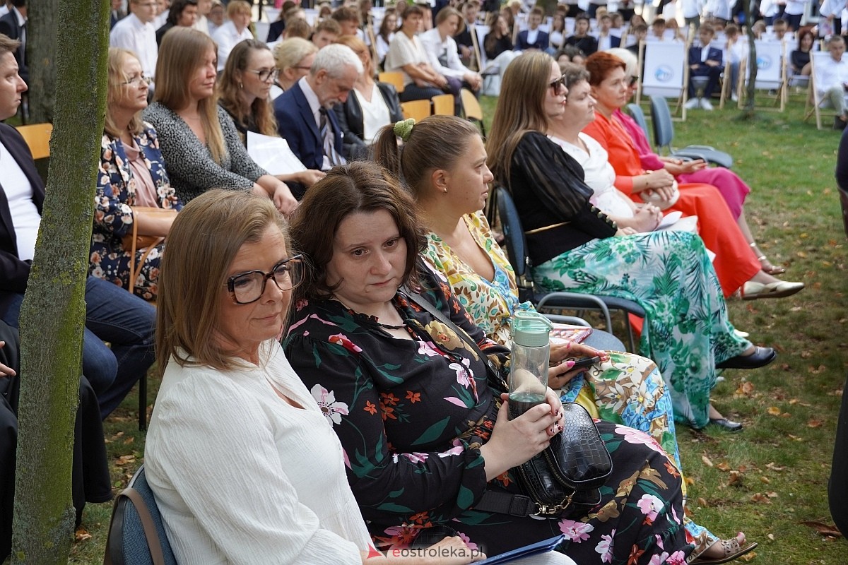 Rozpoczęcie roku szkolnego 2024/25 w I Liceum Ogólnokształcącym w Ostrołęce [02.09.2024] - zdjęcie #36 - eOstroleka.pl