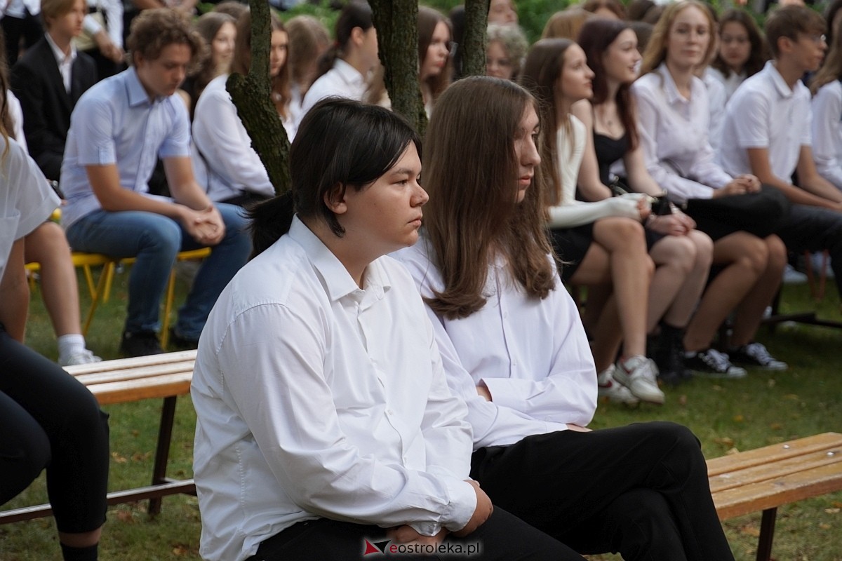 Rozpoczęcie roku szkolnego 2024/25 w I Liceum Ogólnokształcącym w Ostrołęce [02.09.2024] - zdjęcie #34 - eOstroleka.pl
