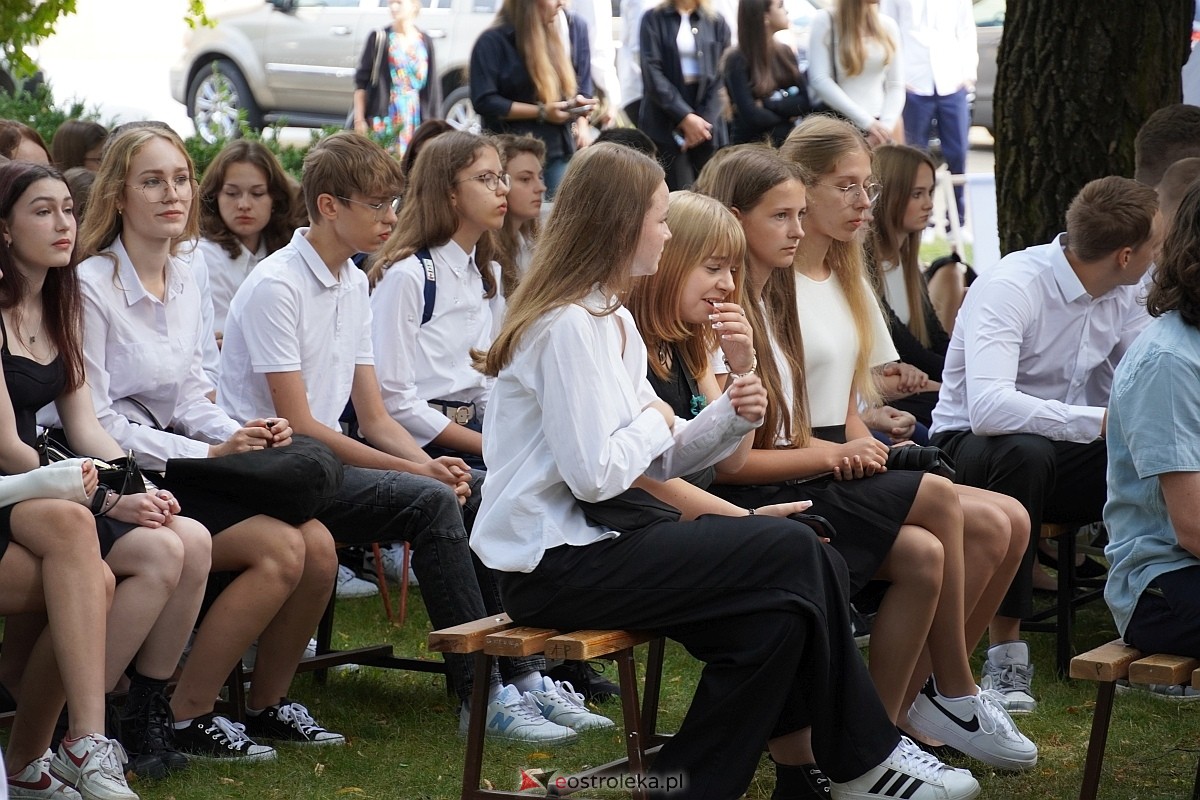 Rozpoczęcie roku szkolnego 2024/25 w I Liceum Ogólnokształcącym w Ostrołęce [02.09.2024] - zdjęcie #33 - eOstroleka.pl