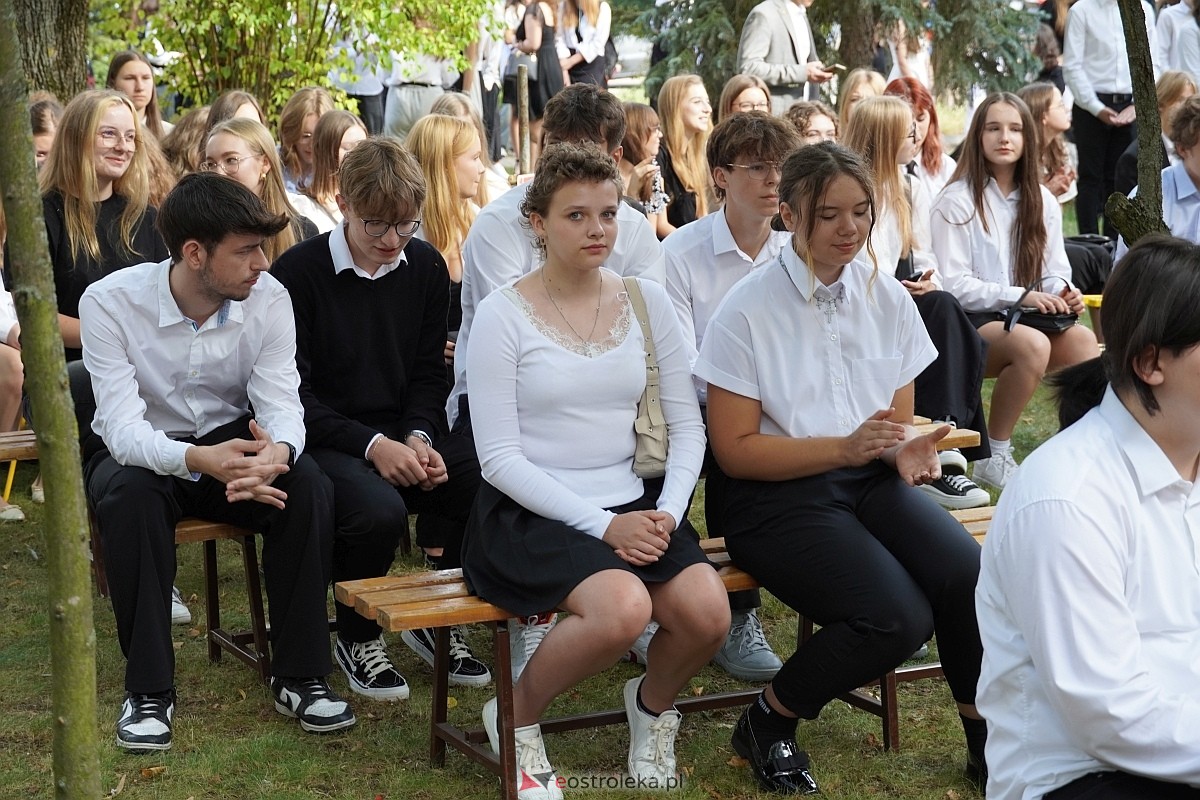 Rozpoczęcie roku szkolnego 2024/25 w I Liceum Ogólnokształcącym w Ostrołęce [02.09.2024] - zdjęcie #32 - eOstroleka.pl