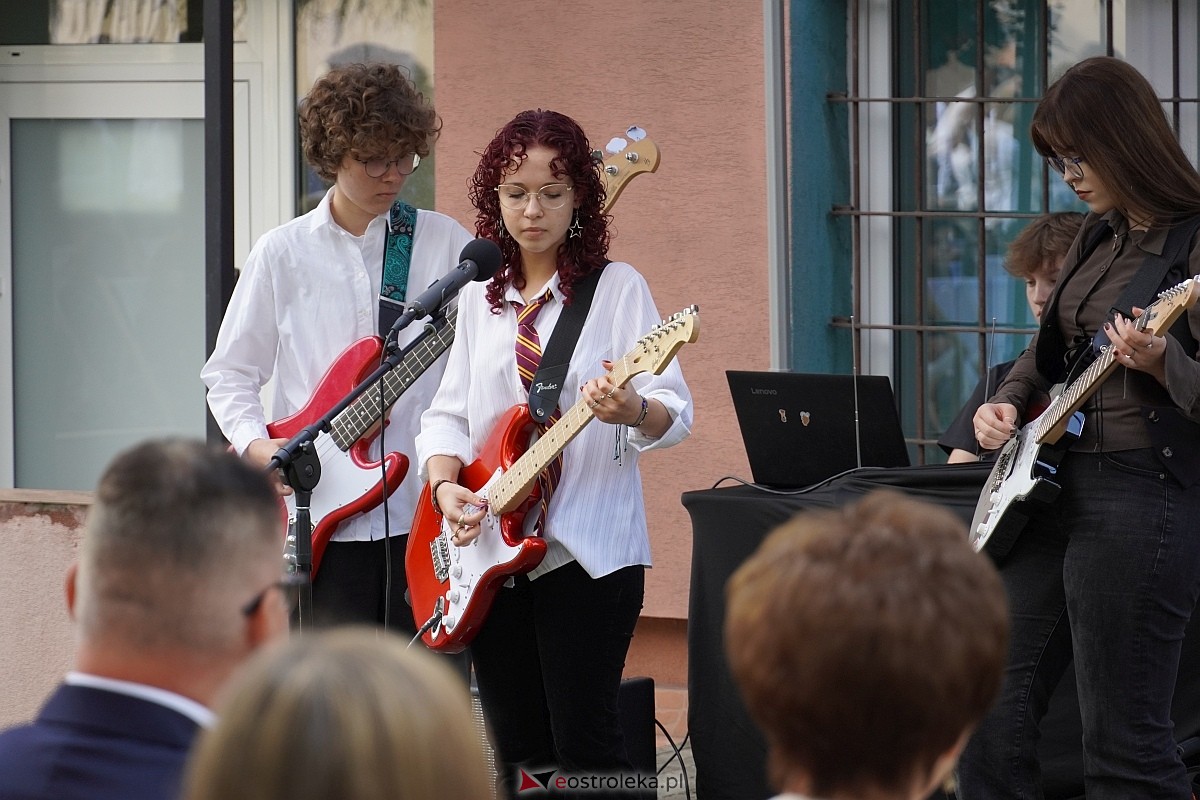 Rozpoczęcie roku szkolnego 2024/25 w I Liceum Ogólnokształcącym w Ostrołęce [02.09.2024] - zdjęcie #31 - eOstroleka.pl