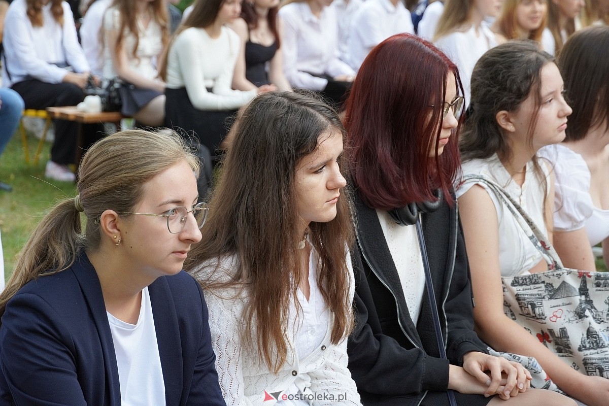 Rozpoczęcie roku szkolnego 2024/25 w I Liceum Ogólnokształcącym w Ostrołęce [02.09.2024] - zdjęcie #29 - eOstroleka.pl