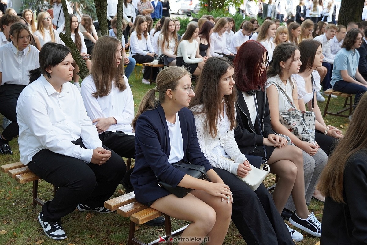 Rozpoczęcie roku szkolnego 2024/25 w I Liceum Ogólnokształcącym w Ostrołęce [02.09.2024] - zdjęcie #28 - eOstroleka.pl