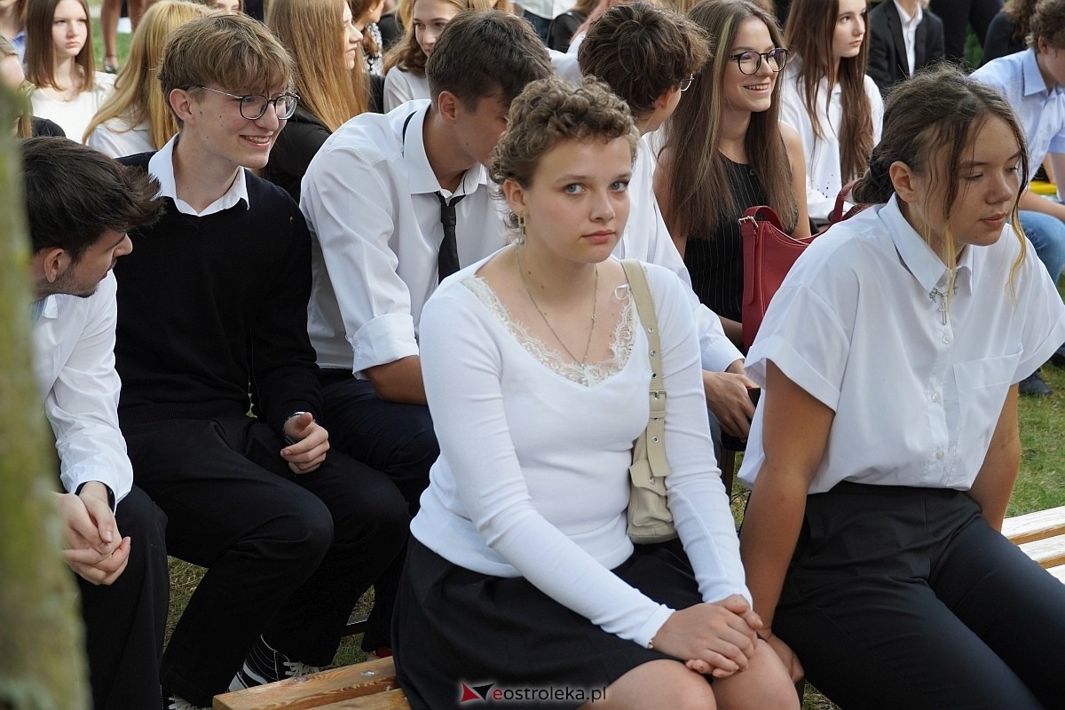 Rozpoczęcie roku szkolnego 2024/25 w I Liceum Ogólnokształcącym w Ostrołęce [02.09.2024] - zdjęcie #27 - eOstroleka.pl