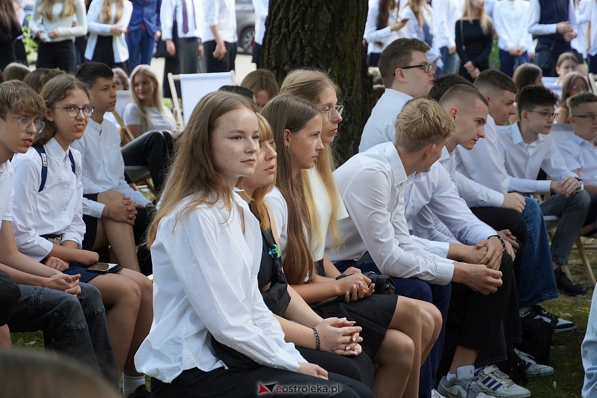 Rozpoczęcie roku szkolnego 2024/25 w I Liceum Ogólnokształcącym w Ostrołęce [02.09.2024] - zdjęcie #25 - eOstroleka.pl