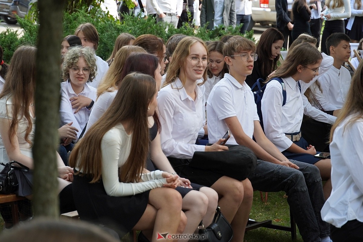 Rozpoczęcie roku szkolnego 2024/25 w I Liceum Ogólnokształcącym w Ostrołęce [02.09.2024] - zdjęcie #24 - eOstroleka.pl