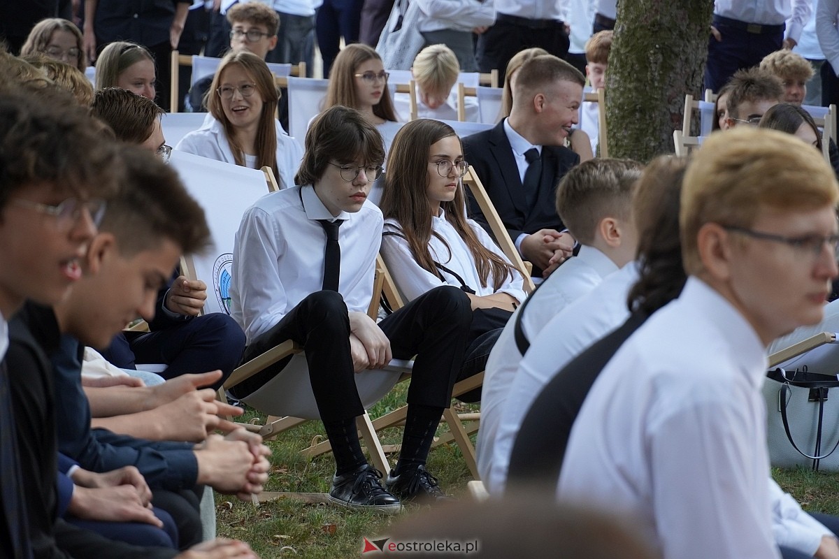 Rozpoczęcie roku szkolnego 2024/25 w I Liceum Ogólnokształcącym w Ostrołęce [02.09.2024] - zdjęcie #23 - eOstroleka.pl