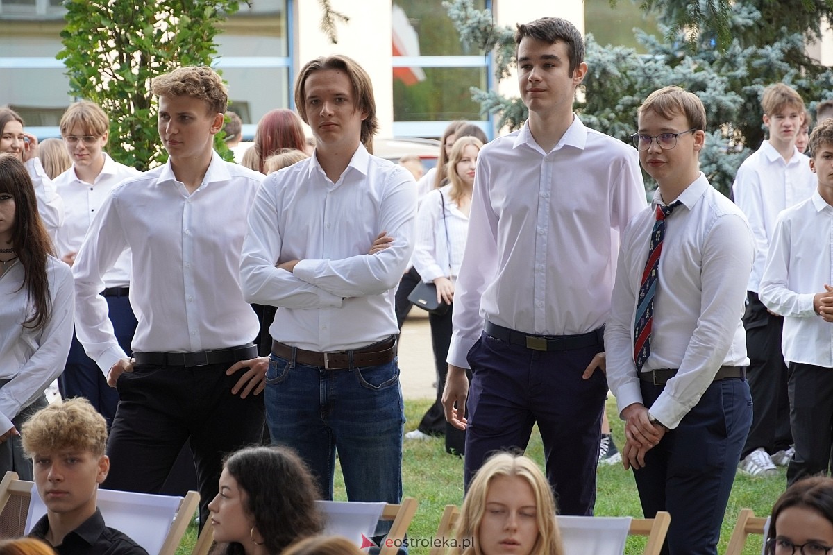 Rozpoczęcie roku szkolnego 2024/25 w I Liceum Ogólnokształcącym w Ostrołęce [02.09.2024] - zdjęcie #22 - eOstroleka.pl