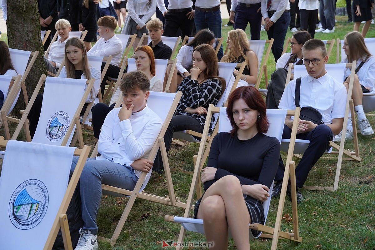 Rozpoczęcie roku szkolnego 2024/25 w I Liceum Ogólnokształcącym w Ostrołęce [02.09.2024] - zdjęcie #21 - eOstroleka.pl