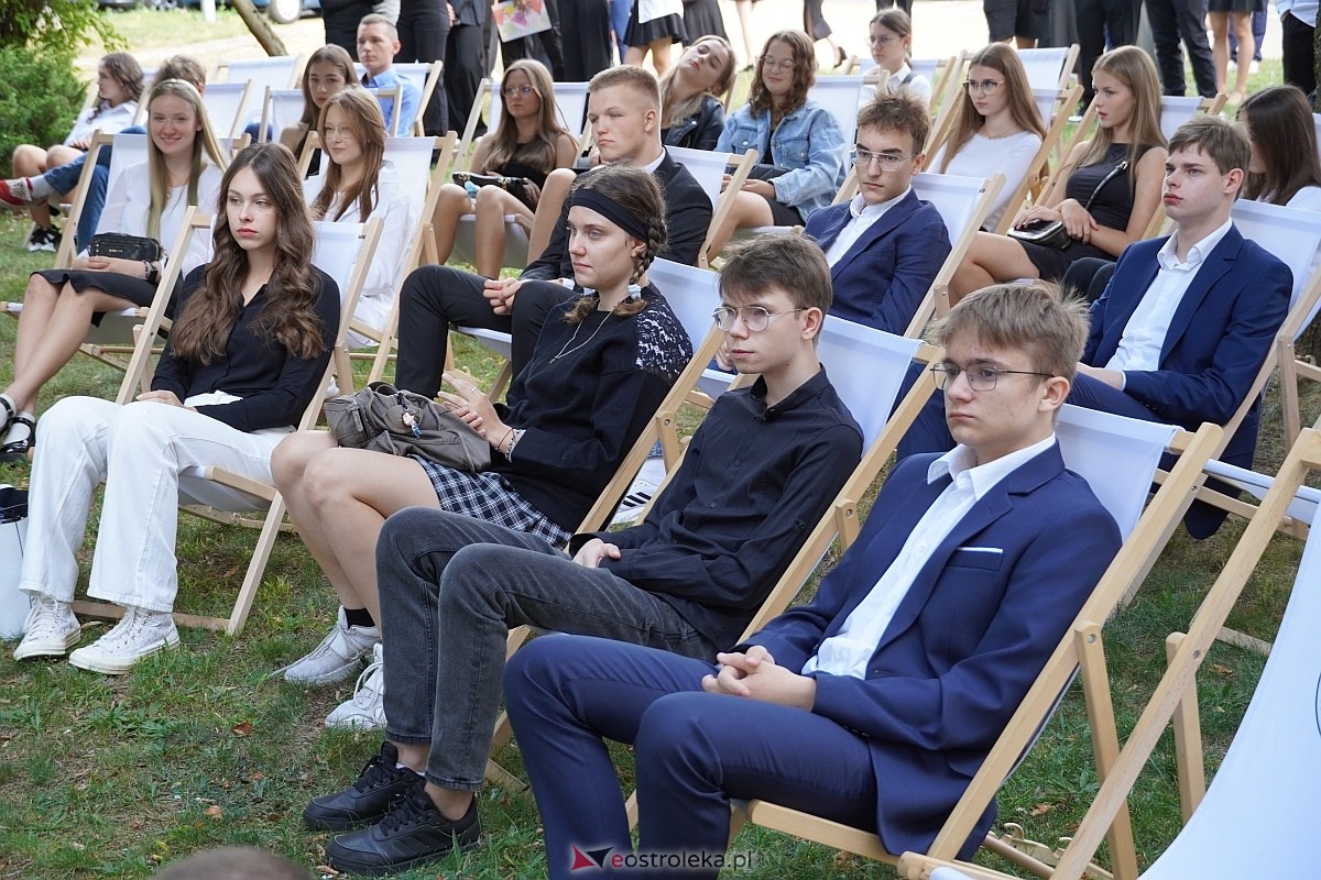 Rozpoczęcie roku szkolnego 2024/25 w I Liceum Ogólnokształcącym w Ostrołęce [02.09.2024] - zdjęcie #20 - eOstroleka.pl