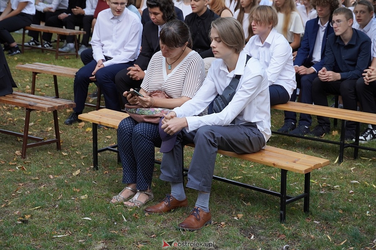 Rozpoczęcie roku szkolnego 2024/25 w I Liceum Ogólnokształcącym w Ostrołęce [02.09.2024] - zdjęcie #19 - eOstroleka.pl