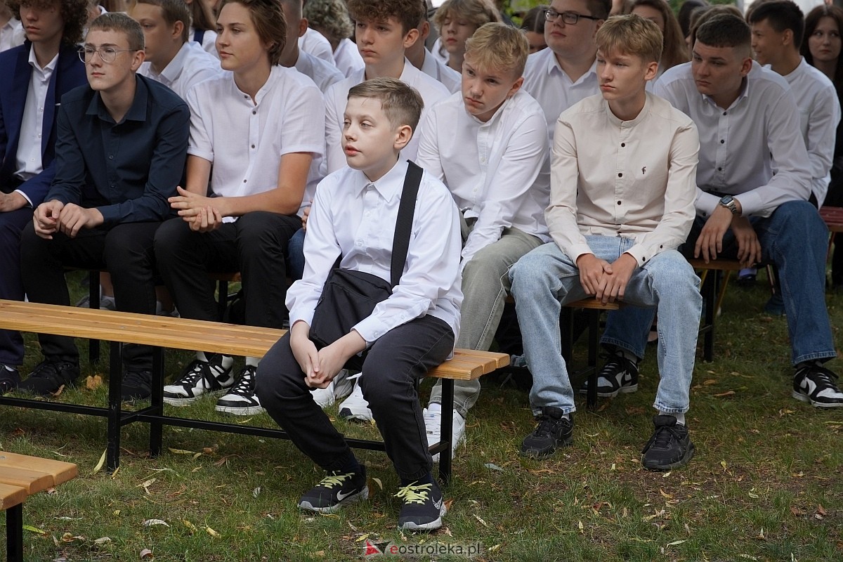 Rozpoczęcie roku szkolnego 2024/25 w I Liceum Ogólnokształcącym w Ostrołęce [02.09.2024] - zdjęcie #18 - eOstroleka.pl