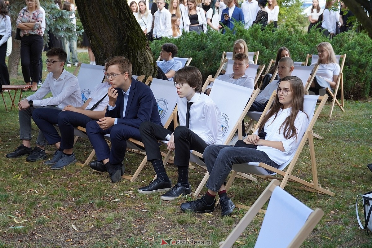 Rozpoczęcie roku szkolnego 2024/25 w I Liceum Ogólnokształcącym w Ostrołęce [02.09.2024] - zdjęcie #17 - eOstroleka.pl