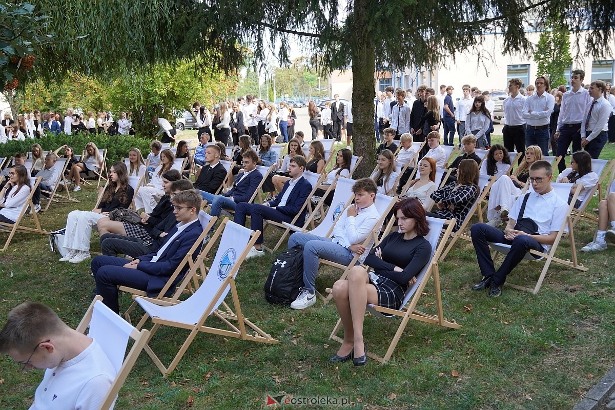 Rozpoczęcie roku szkolnego 2024/25 w I Liceum Ogólnokształcącym w Ostrołęce [02.09.2024] - zdjęcie #15 - eOstroleka.pl
