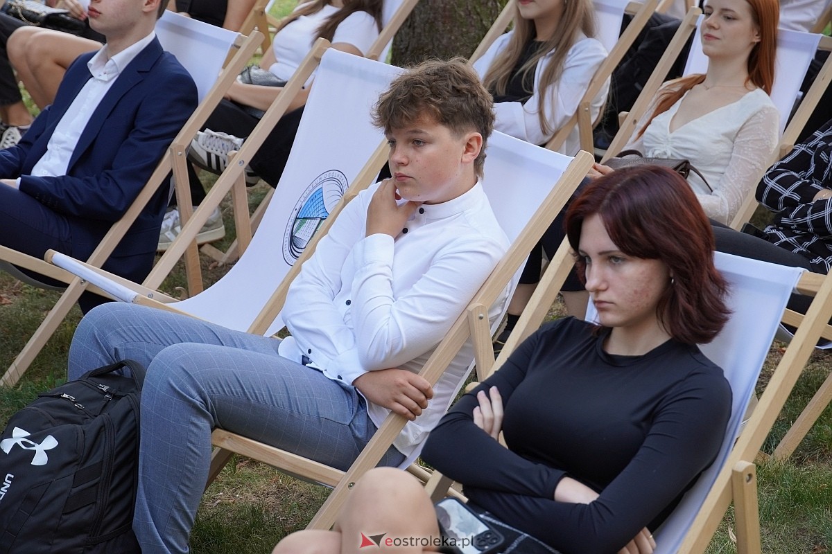 Rozpoczęcie roku szkolnego 2024/25 w I Liceum Ogólnokształcącym w Ostrołęce [02.09.2024] - zdjęcie #14 - eOstroleka.pl