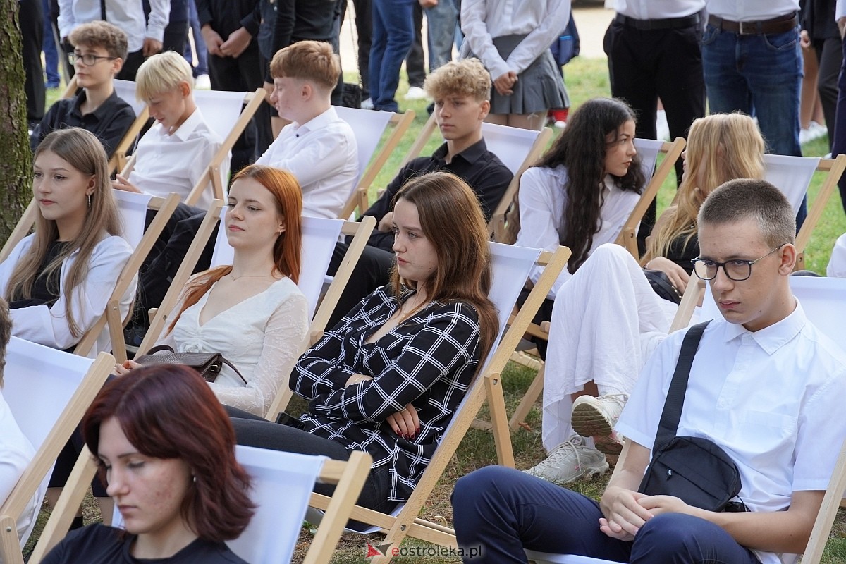 Rozpoczęcie roku szkolnego 2024/25 w I Liceum Ogólnokształcącym w Ostrołęce [02.09.2024] - zdjęcie #13 - eOstroleka.pl