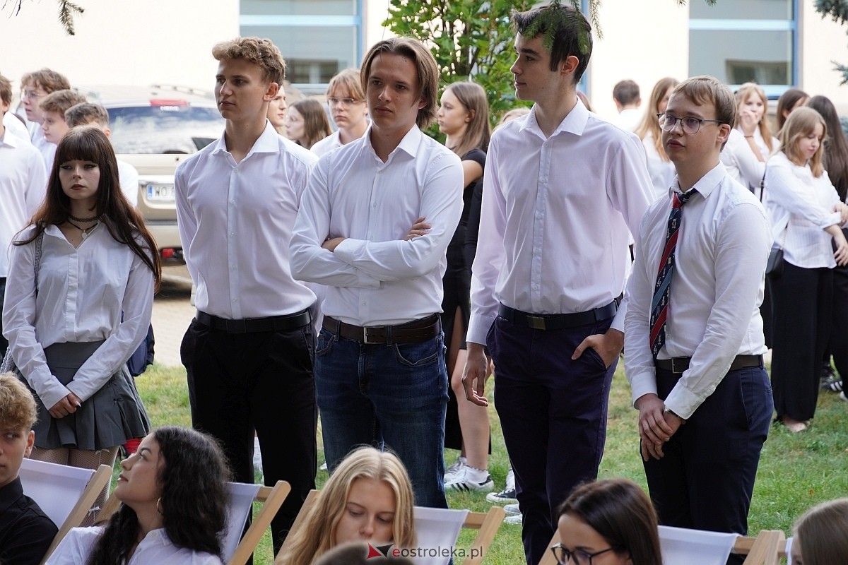 Rozpoczęcie roku szkolnego 2024/25 w I Liceum Ogólnokształcącym w Ostrołęce [02.09.2024] - zdjęcie #12 - eOstroleka.pl
