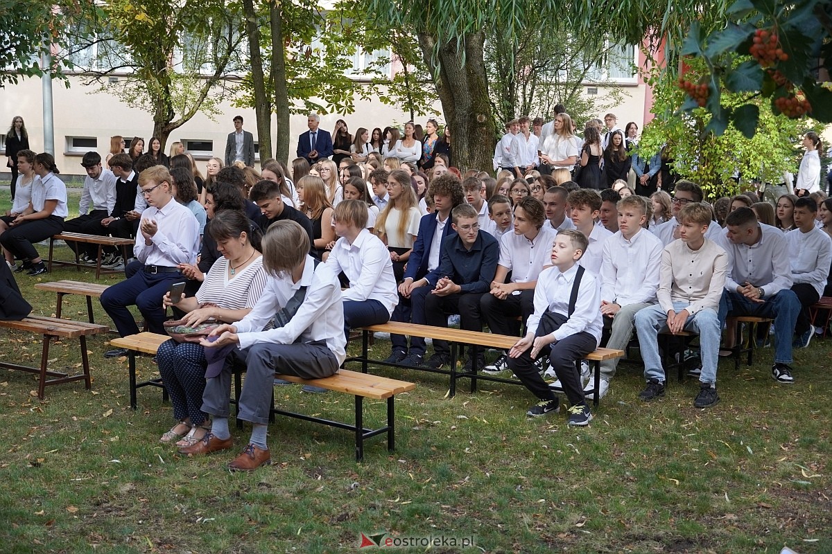 Rozpoczęcie roku szkolnego 2024/25 w I Liceum Ogólnokształcącym w Ostrołęce [02.09.2024] - zdjęcie #11 - eOstroleka.pl