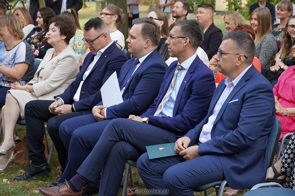 Rozpoczęcie roku szkolnego 2024/25 w I Liceum Ogólnokształcącym w Ostrołęce [02.09.2024] - zdjęcie #10 - eOstroleka.pl