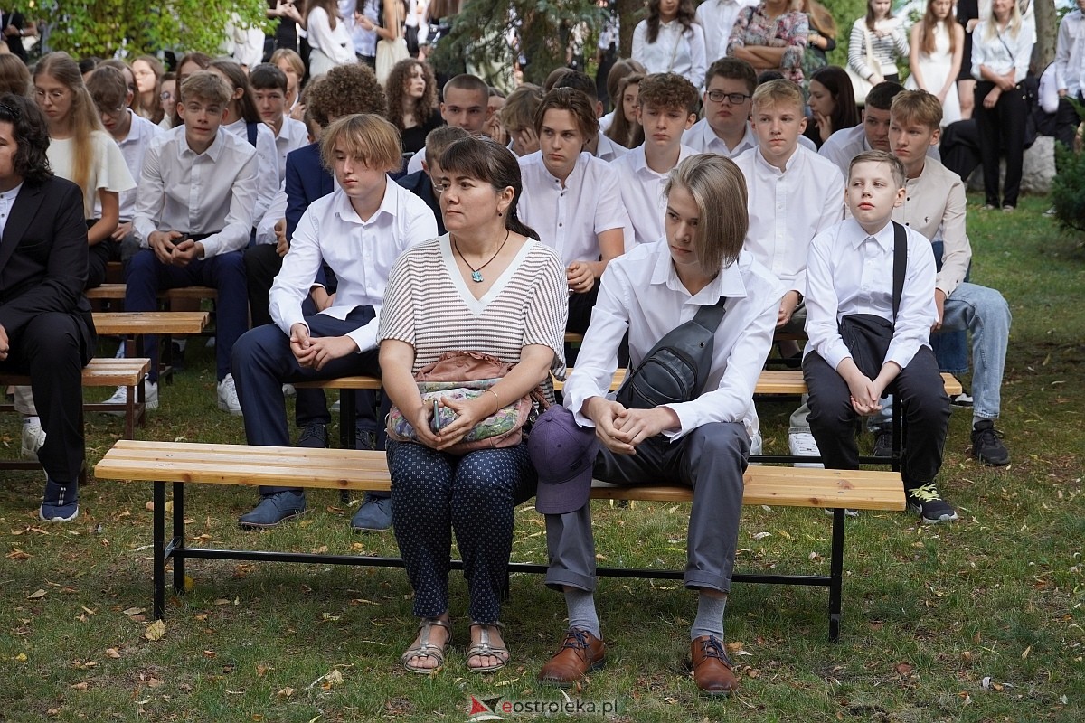 Rozpoczęcie roku szkolnego 2024/25 w I Liceum Ogólnokształcącym w Ostrołęce [02.09.2024] - zdjęcie #9 - eOstroleka.pl